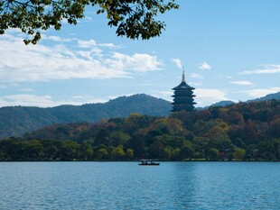 西湖秋日湖景与古塔