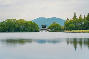 宁静湖畔青山绿树倒影