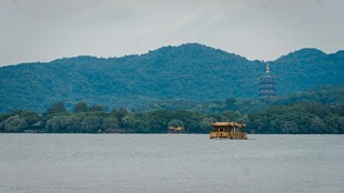 湖光山色中的古典建筑
