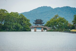 湖畔古亭伴青山绿水