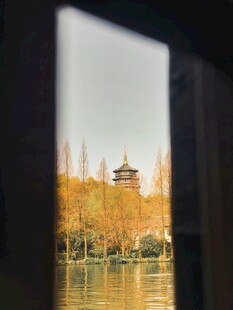 透过窗棂赏秋日湖景