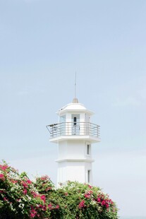 海边灯塔与烂漫花丛