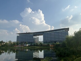 湖畔现代建筑景观