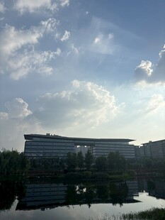 湖畔建筑与天空美景