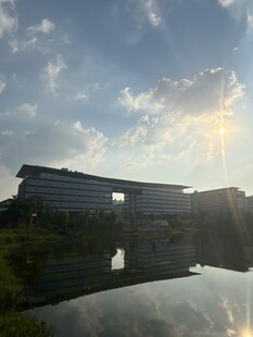 湖畔建筑映于波光蓝天间