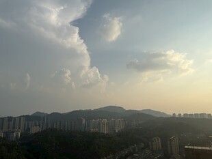 城市上空的壮丽云层景观