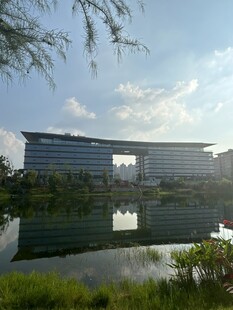 湖畔现代建筑景观