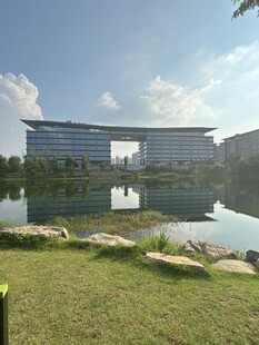 湖畔现代建筑风景