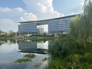 湖畔现代建筑景观