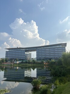 现代建筑与湖景相映成趣