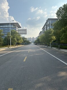 宽阔城市道路与两旁建筑