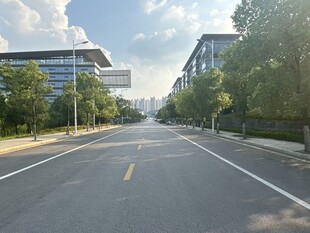 宽阔城市道路与两旁建筑