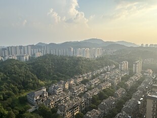 城市与山林交融的俯瞰景观