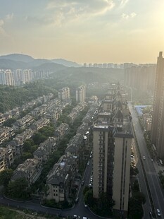 城市住宅区的黄昏景象
