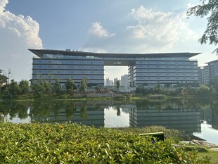 湖畔现代建筑景观