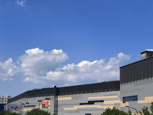 蓝天白云下的工业建筑