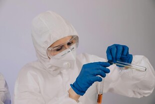 科研人员进行实验操作