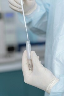 实验室人员手持试管操作