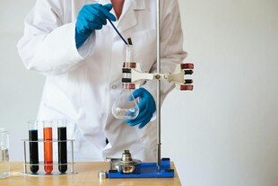 科学家进行试管实验操作