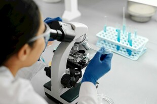 科研人员专注使用显微镜