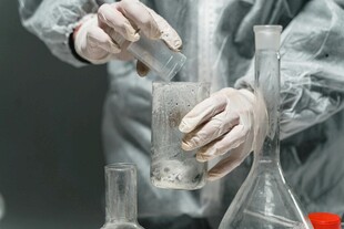 科研人员进行实验操作