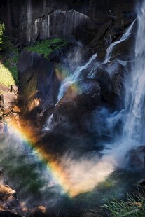 山间瀑布旁的绚丽彩虹