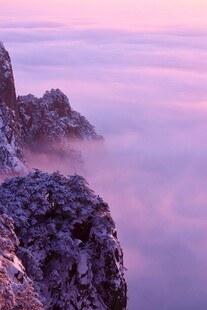 日出时云雾缭绕的山景