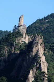 黄山奇峰耸立