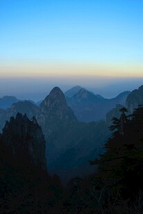 壮丽山景日出时分