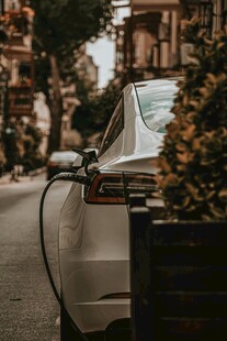 街边充电的白色电动汽车