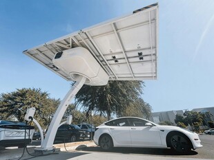 户外太阳能充电站与汽车