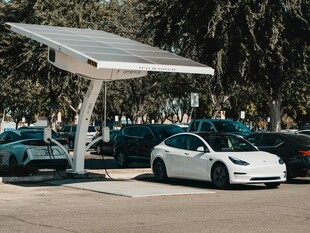 太阳能充电站旁的白色跑车