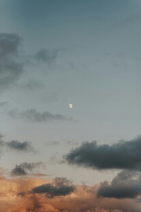 黄昏天空中的月亮与云朵