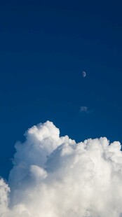 蓝天中的蓬松白云
