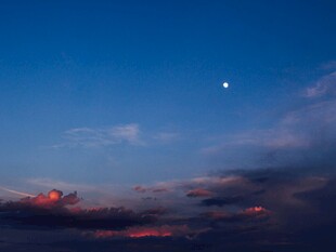 夜空下的月色与云霞