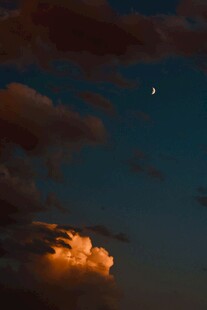 夜空下的绚烂云彩