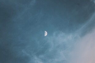 夜空中的弯弯月牙