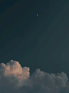 夜空下的云朵与闪烁星星