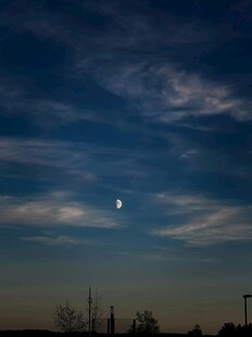夜幕下的月亮与稀疏云彩