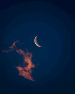 夜空中的新月与彩云