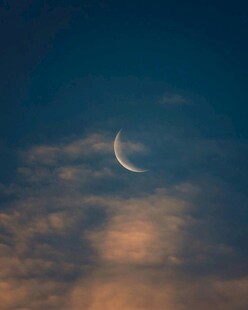 夜空下的弯弯新月