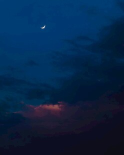 夜空下的弯月与绚丽云彩
