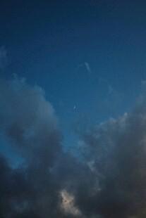 夜空下的云层与闪烁繁星