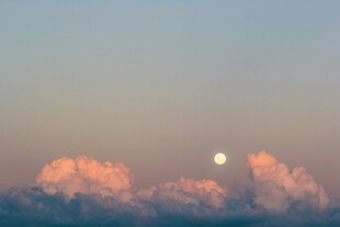 夕阳云海中的明月