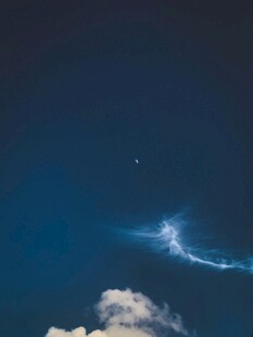 夜空中的流星与云朵