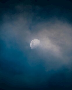 夜空中朦胧的月亮