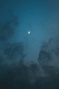 夜空下的孤月与朦胧云彩