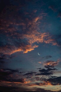 黄昏天空中的弯月与云彩