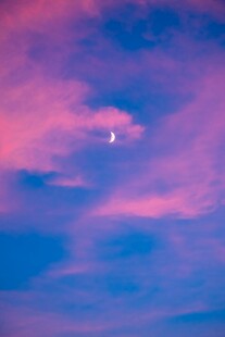 梦幻紫蓝天空中的月亮