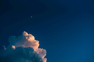 夜空下的梦幻云朵